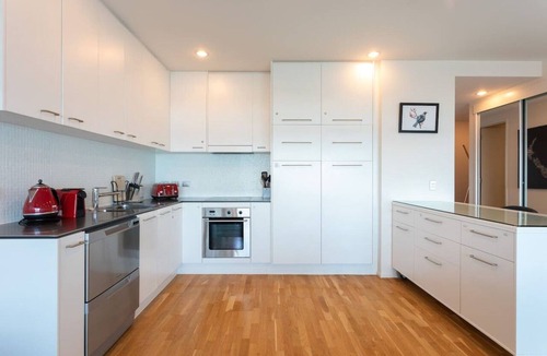 Auckland Central Business District Apartment | Stunning Views Central Apt