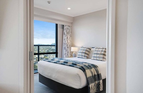 Takapuna Apartment | Stunning Views Kitchen Gym Swimming Pool Car Park
