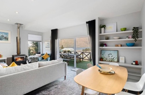 Queenstown City Centre Apartment | Stunning Views with a Fantastic Location!