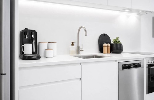 Te Aro Apartment | Stylish 1BR | Pool + Gym | Courtenay