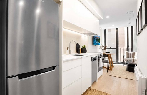 Te Aro Apartment | Stylish 1BR | Pool + Gym | Courtenay