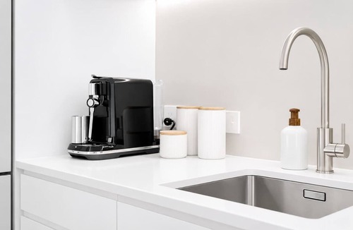 Te Aro Apartment | Stylish 1BR | Pool + Gym | Courtenay