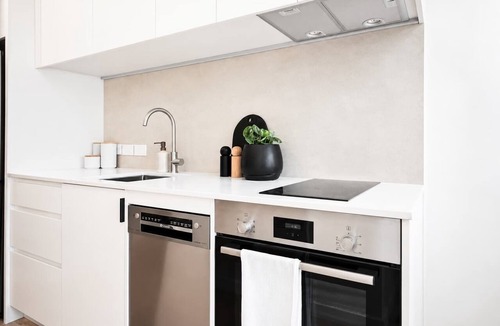 Te Aro Apartment | Stylish 1BR | Pool + Gym | Courtenay