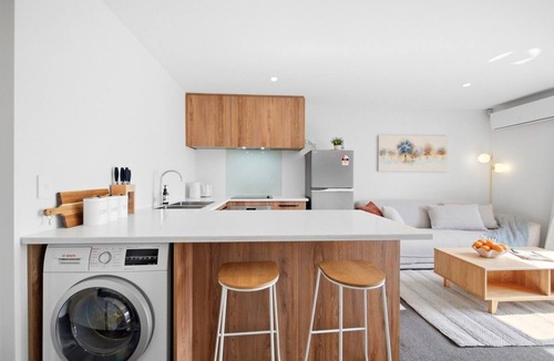 Linwood House | Stylish 3BR Ensuite, CBD, Car Park, Stadium Nearby