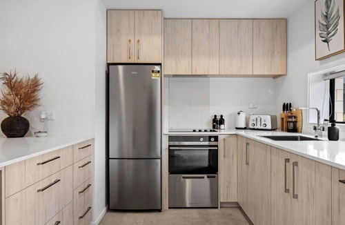 Christchurch City Centre Villa | Stylish 4BR Townhouse · 4 Baths · Free Parking