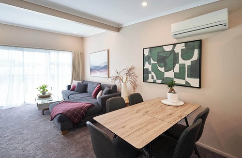 Dunedin City Centre Apartment | Stylish City Pad – Luxe, Comfy, Central