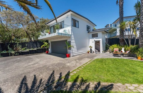 Torbay House | Stylish Coastal Home with Panoramic Views & Private Balcony