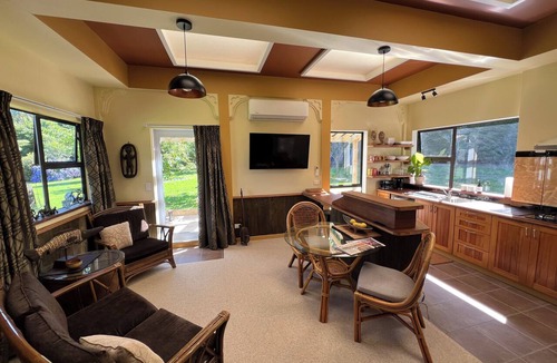 Otaki House | Stylish Retreat - Great for longer stays! Peaceful and private.