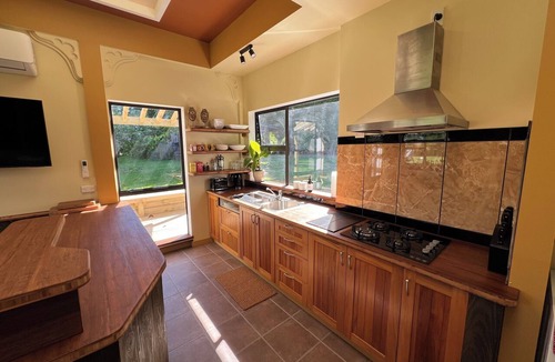 Otaki House | Stylish Retreat - Great for longer stays! Peaceful and private.