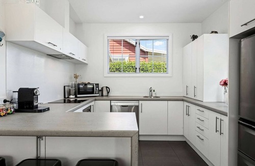 Waihi Beach Cottage | Stylish Waihi Beach Holiday Home with Private Outdoor Space and BBQ, Located Near the Ocean, Waihi Beach, New Zealand