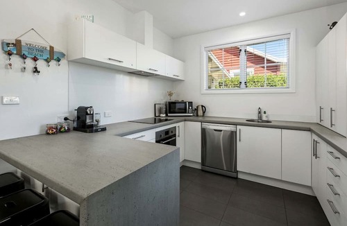 Waihi Beach Cottage | Stylish Waihi Beach Holiday Home with Private Outdoor Space and BBQ, Located Near the Ocean, Waihi Beach, New Zealand