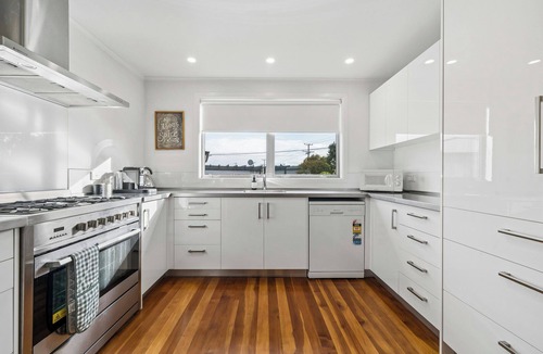 Martinborough House | Sundown on Cologne - Martinborough Holiday Home