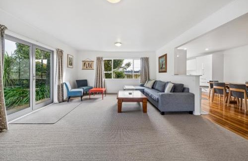 Martinborough House | Sundown on Cologne - Martinborough Holiday Home