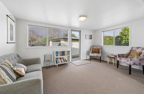 Martinborough House | Sundown on Cologne - Martinborough Holiday Home