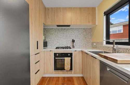 Springfield House | Sundrenched 70's - Spa Pool + Sleep-out, Sleeps 11