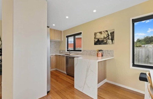 Springfield House | Sundrenched 70's - Spa Pool + Sleep-out, Sleeps 11