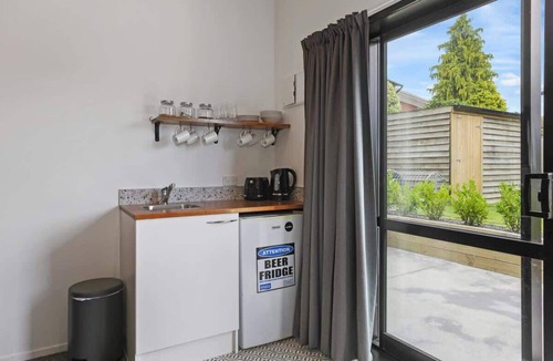 Springfield House | Sundrenched 70's - Spa Pool + Sleep-out, Sleeps 11