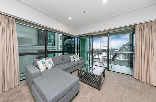 Auckland Central Business District Apartment | Sunlit Corner Apartment w/Harbour Views