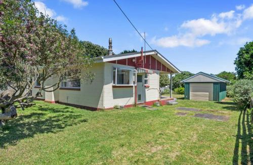 Te Horo Beach House | Sunlit Retreat - Te Horo Beach Holiday Home
