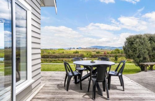 Papamoa Beach House | Sunlit Shores - Papamoa Holiday Home