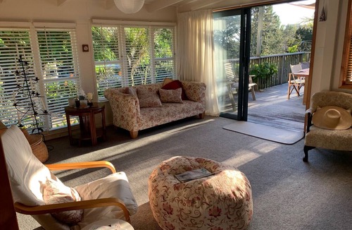 Cable Bay House | Sunny 2 Bedroom Beach House - Cable Bay (wheel chair accessible)