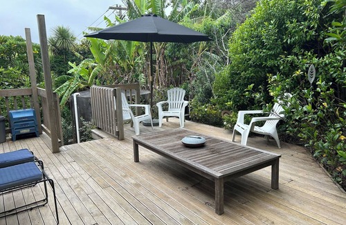 Cable Bay House | Sunny 2 Bedroom Beach House - Cable Bay (wheel chair accessible)