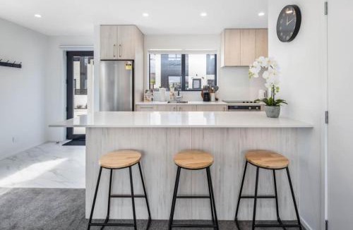 Trentham House | Sunny 2 BR Oasis in Trentham
