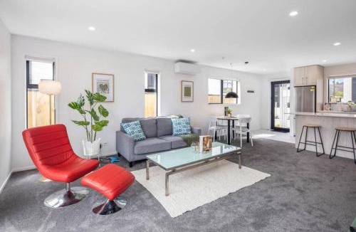 Trentham House | Sunny 2 BR Oasis in Trentham