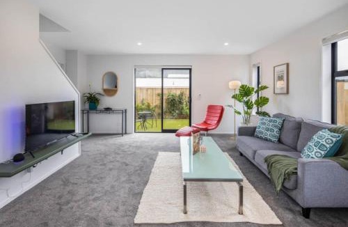 Trentham House | Sunny 2 BR Oasis in Trentham