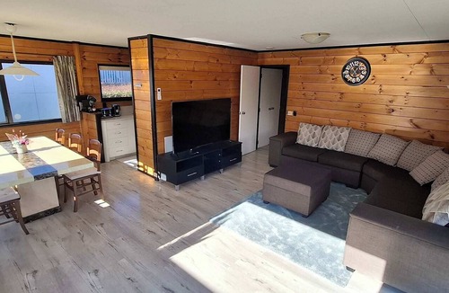 Glen Eden House | Sunny 3BDR Family Retreat in Leafy Glen Eden
