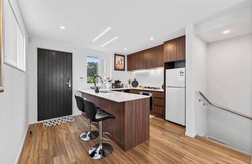 Browns Bay House | Sunny 3BR Retreat Browns Bay Beach Zodiak Stays