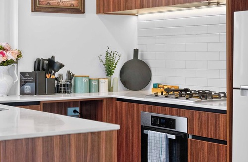Browns Bay House | Sunny 3BR Retreat Browns Bay Beach Zodiak Stays
