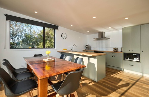 Kaikoura House | Sunny Balcony | Mountain Views | Relaxed - KK04313