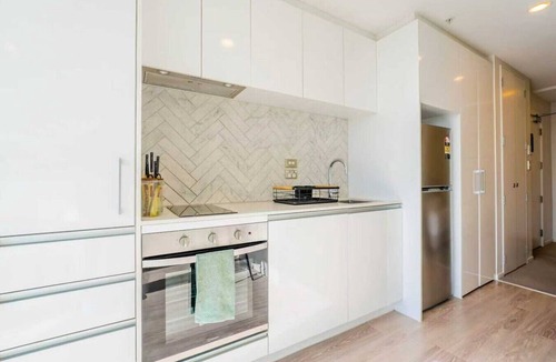 Auckland Central Business District Apartment | Sunny & Cosy CBD Top-Floor Getaway