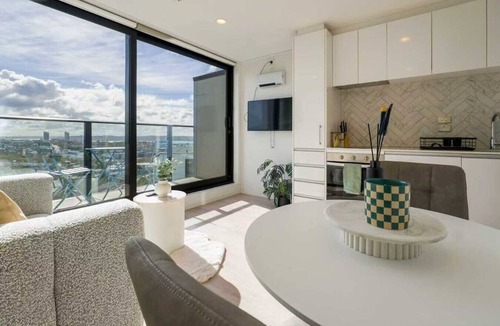 Auckland Central Business District Apartment | Sunny & Cosy CBD Top-Floor Getaway