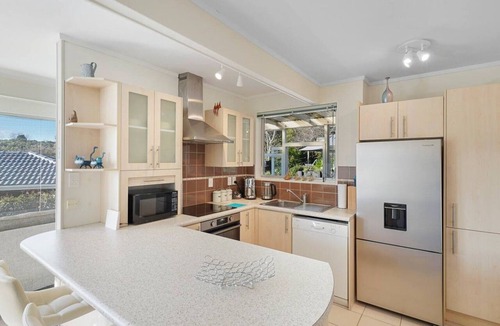 Auckland Villa | Sunny Delight Meadowbank with Lush Gardens