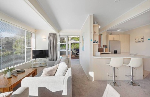 Auckland Villa | Sunny Delight Meadowbank with Lush Gardens