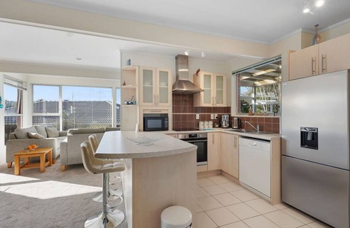 Auckland Villa | Sunny Delight Meadowbank with Lush Gardens