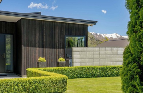 Wanaka House | Sunny Private Room with Stunning Lake Views