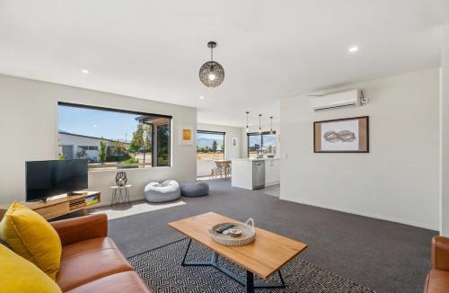 Albert Town House | Sunny Riverside Park | Pool Access & Mountain Views