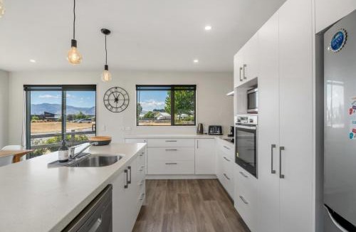 Albert Town House | Sunny Riverside Park | Pool Access & Mountain Views