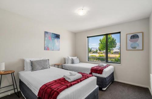 Albert Town House | Sunny Riverside Park | Pool Access & Mountain Views