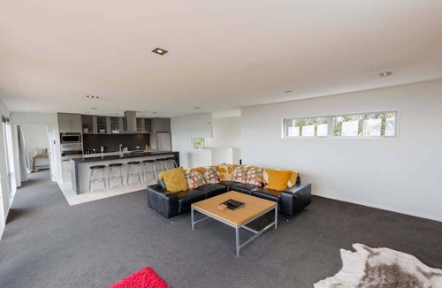 Kaikoura House | Sunny | Spacious | Sea Views - KK62109