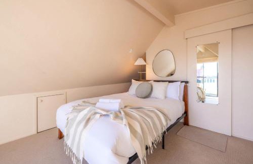 Waiheke Island House | Sunrise Loft - Sea Views & Serenity Above It All