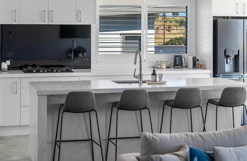 Raglan House | Sunset Stay - Raglan Holiday Home