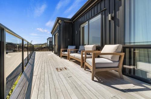Raglan House | Sunset Stay - Raglan Holiday Home