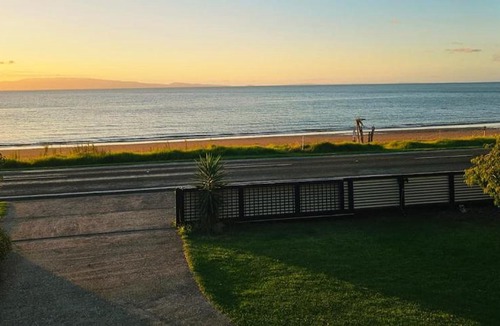 Ngarimu Bay House | Sunsets by the Beach Waterfront Sleeps 8