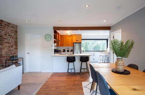 Sunshine Bay House | Sunshine Bay Stay | Lake Views & Cosy Fireplace