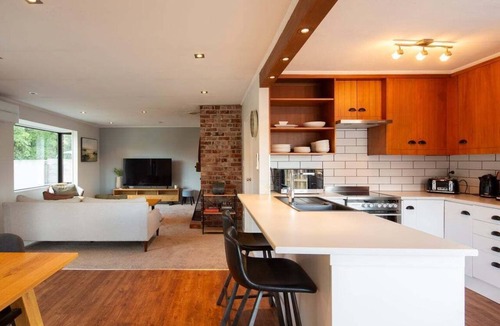 Sunshine Bay House | Sunshine Bay Stay | Lake Views & Cosy Fireplace