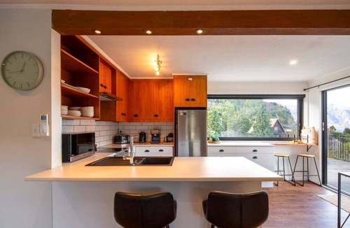 Sunshine Bay House | Sunshine Bay Stay | Lake Views & Cosy Fireplace